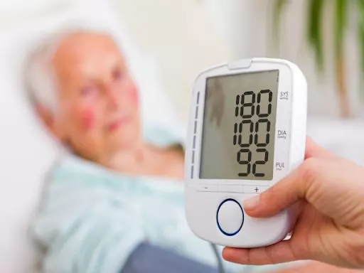Huyết áp cao trên 14090 mmHg có thể làm tăng nguy cơ gặp biến chứng tim mạch nguy hiểm.webp